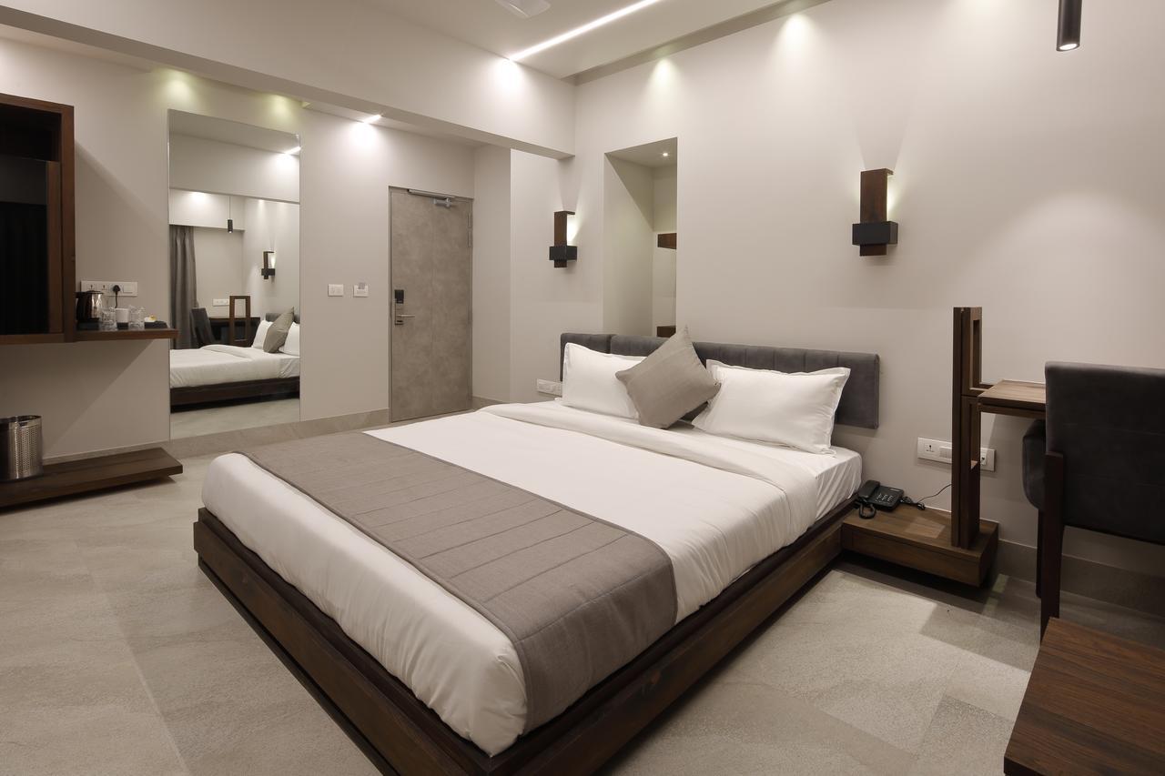 Hotel Carrefour Ahmedabad Exterior foto