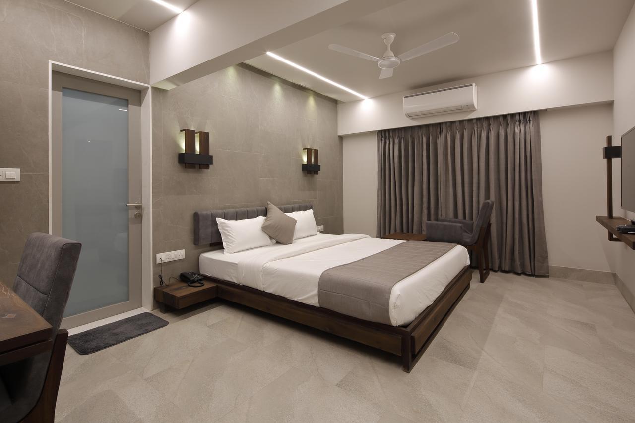 Hotel Carrefour Ahmedabad Exterior foto