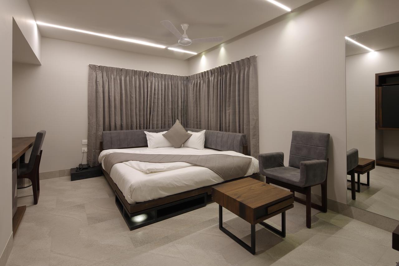 Hotel Carrefour Ahmedabad Exterior foto