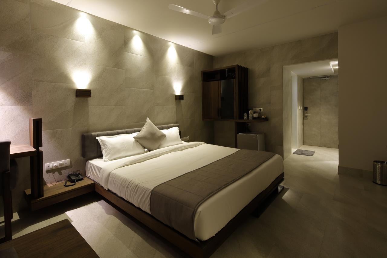 Hotel Carrefour Ahmedabad Exterior foto