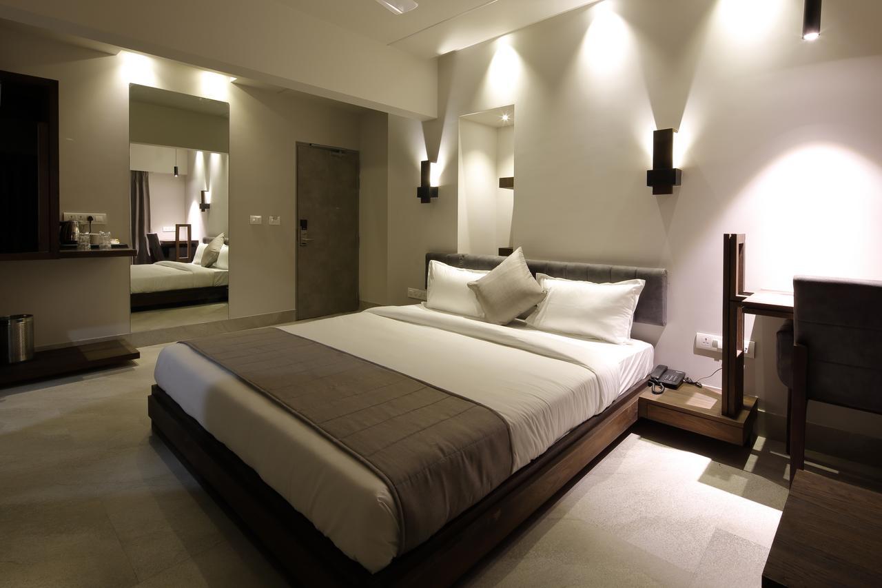 Hotel Carrefour Ahmedabad Exterior foto