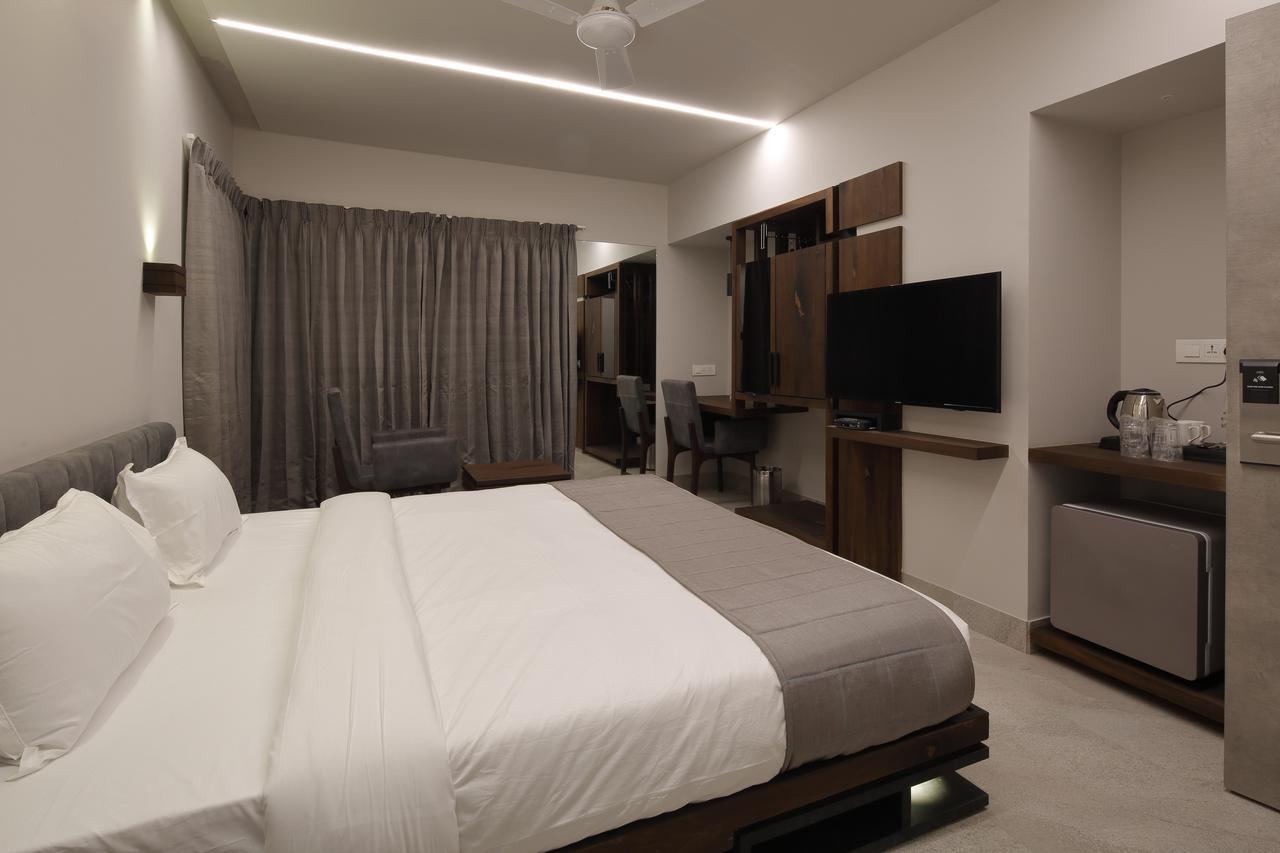 Hotel Carrefour Ahmedabad Exterior foto