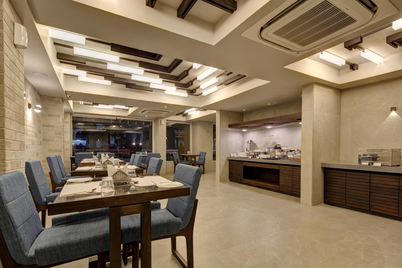 Hotel Carrefour Ahmedabad Exterior foto
