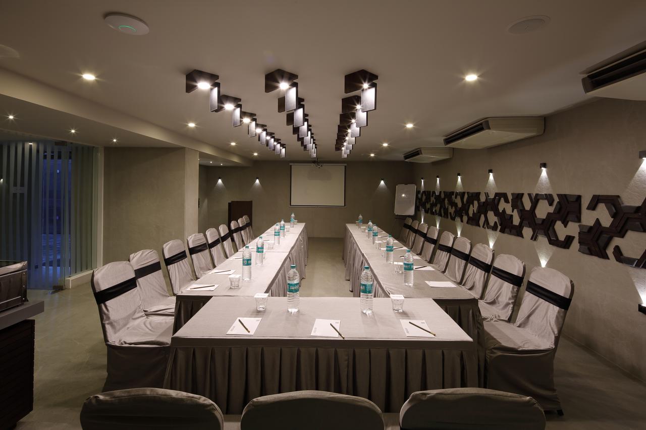 Hotel Carrefour Ahmedabad Exterior foto