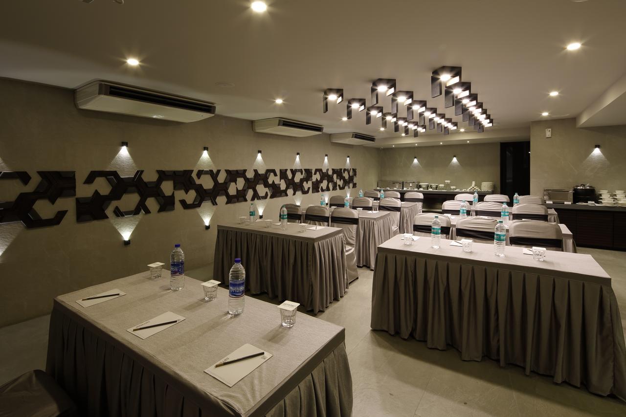 Hotel Carrefour Ahmedabad Exterior foto