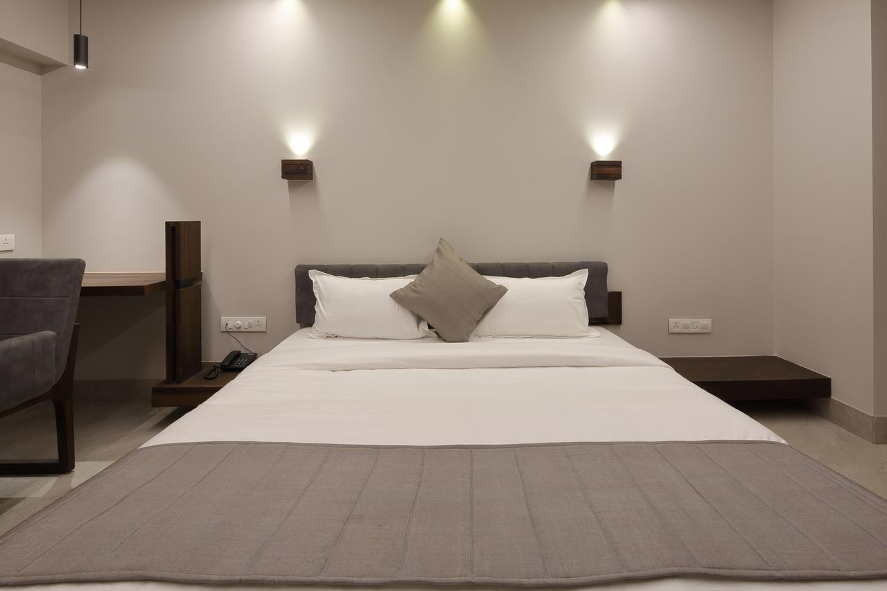 Hotel Carrefour Ahmedabad Exterior foto